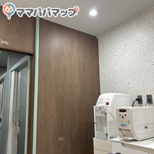 2025年7月利用。新しく綺麗です！ファミリールーム、授乳個室3、おむつ替え3、電子レンジ、調乳器、ベビー用品自販機など、一通りそろってます。場所はサンクルーゼ前ではなくシェイクシャック向かい、ボッテガ隣です