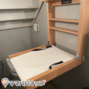 ONIBUS COFFEE 中目黒三丁目店のオムツ替え台情報 画像4