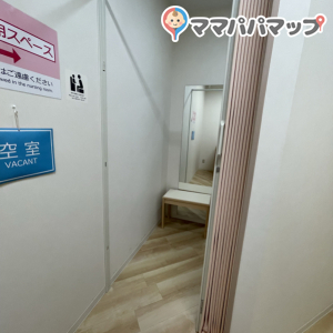 パーテーションで区切られています