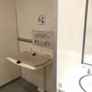 雑貨コーナー側女子トイレ内おむつ台