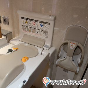 誰でもトイレ(B2階)のオムツ替え台情報 画像1