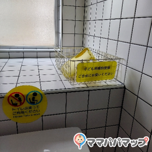 子ども用補助便座がありました。
