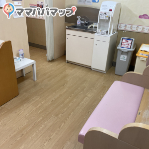 調乳もでき、授乳用の個室1部屋あり。オムツ用ゴミ箱あり。