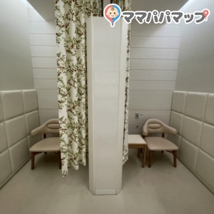 ベビーカーごと入れます。