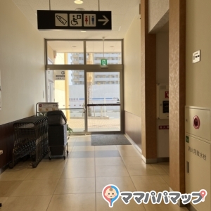 男女トイレと同じエリアにあります。