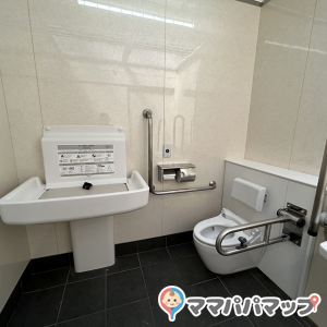 靱公園東園なにわ筋側トイレの授乳室・おむつ替え台の写真(1枚目)