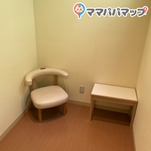 休憩室奥は個室の授乳室になっていて、授乳室用ドアもさらに施錠できます。ら