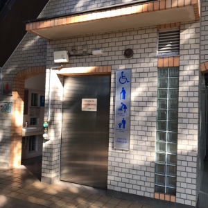 多目的トイレ外観 屋外トイレですが清潔に管理されています