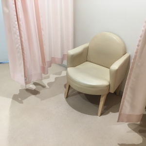 イルカショースタジアム横授乳室 過去の写真 オムツ台横ソファはこう変わっています。オムツ台はそのままで壁は可動式カーテンになっています。2019/3