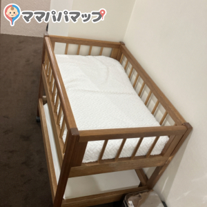 3階のお手洗いの手前にベビーベッドがあります。