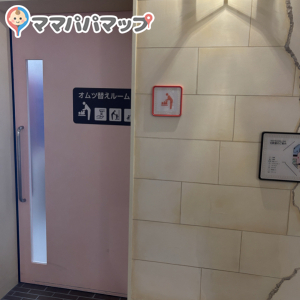 沖縄料理屋さんの前にあります