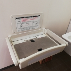 成田山新勝寺前トイレの授乳室・おむつ替え台の写真(1枚目)