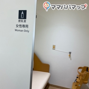 オムツ台の反対にあります、ベビーカーで入れました。