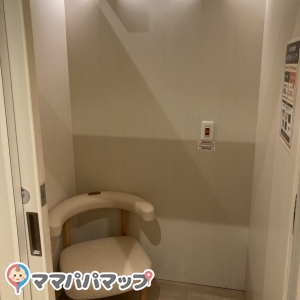 小さい方の個室内授乳スペース