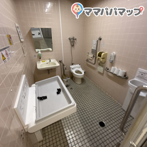 丹波篠山市役所（多目的トイレ）の授乳室・オムツ替え台情報 画像1