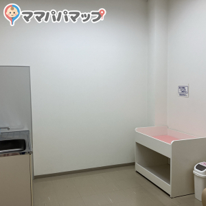 西松屋 奈良古市店の授乳室・おむつ替え台の写真(1枚目)