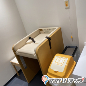 新庁舎の1階にあります。とても綺麗で鍵が閉まります。おむつ台は1台のみ。ゴミ箱もあり。絵本が置いてあるので休憩にも使えそうです。