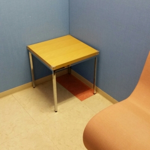 個室。荷物台とイスあり。入口はカーテン