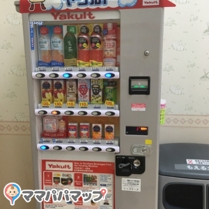 赤ちゃんルーム内に自動販売機もあった。