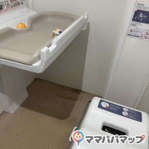 バームクーヘン横トイレ前の授乳室・おむつ替え台の写真(3枚目)