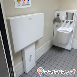 高師公園内公衆トイレのオムツ替え台情報 画像1