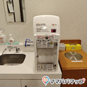 調乳機、水道、ペーパータオル、ビニール袋あり