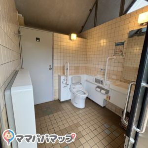 北の丸公園　公衆トイレ(B1)のオムツ替え台情報 画像3