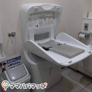 フジ 小網店(1F)の授乳室・おむつ替え台の写真(1枚目)