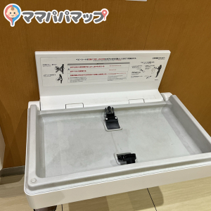 多目的トイレの折りたたみ式オムツ台