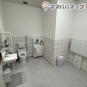 食の駅多目的トイレ(ぐっと山形間通路)(1F)のオムツ替え台情報 画像1