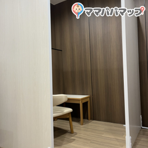 カーテンがないので、2部屋あっても隣同士丸見えで授乳どころではないです。授乳したかったけどこれじゃ無理なのでみるくあげました。