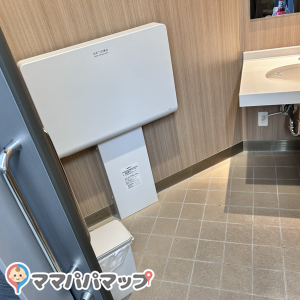 ロピア半田店の授乳室・おむつ替え台の写真(1枚目)