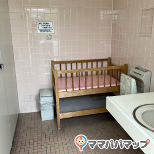 西松屋・板橋四葉店(店外 女子トイレ内)のオムツ替え台情報 画像1
