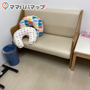 1F 授乳室内　ソファと授乳クッション
