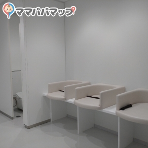 おむつ交換台の隣にトイレ