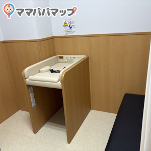 ヤマダデンキ Tecc LIFE SELECT札幌北33条店(1F)の授乳室・おむつ替え台の写真(1枚目)
