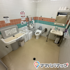 オークワ　車椅子のオムツ替え台情報 画像1