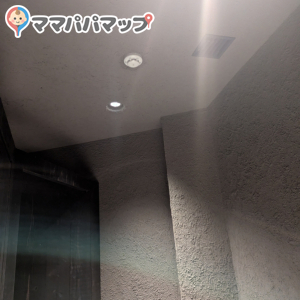 全体的に照明は暗いです。換気扇は回っている様でした。