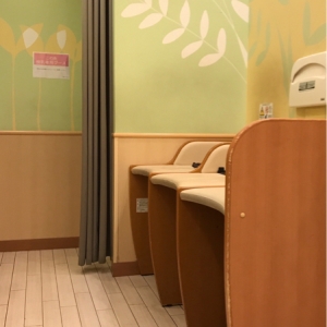おむつ台が3台、奥の授乳ブースは女性専用
