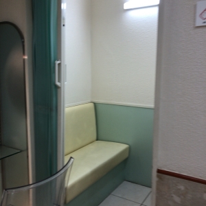 授乳室の椅子はベンチ式