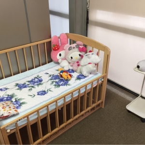 ベッド。オムツ台はないのでここでやるしかない