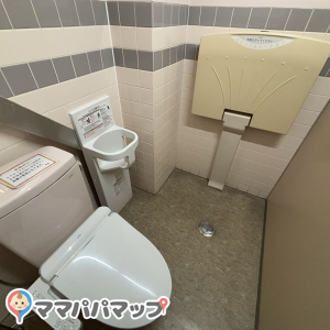 スーパーホームセンターいない松江春日店の授乳室・おむつ替え台の写真(1枚目)