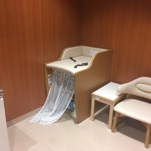 オムツ替え台と椅子