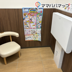 バースデイ亀岡店の授乳室・おむつ替え台の写真(2枚目)