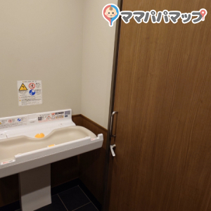 スターバックスコーヒー　江戸川総合レクリエーション公園店(1F)の授乳室・おむつ替え台の写真(2枚目)