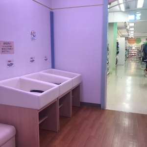 イオン気仙沼店(2階 赤ちゃん休憩室)の授乳室・おむつ替え台の写真(1枚目)