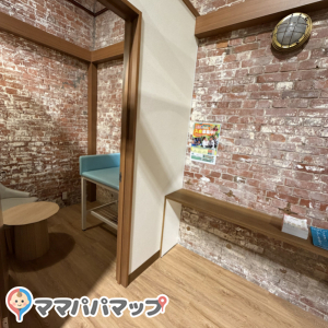 授乳室内は、オムツ交換台１つと椅子一脚