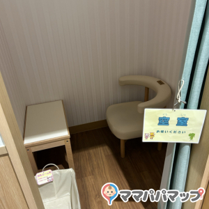 授乳室は狭めです。椅子をずらして何とかベビーカーが入りました。椅子は授乳しやすかったです。