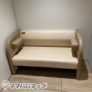 オムツ台の右にソファー