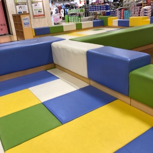 休憩室前のキッズスペース。靴を脱いで上がるスペースなので、あんよ前の赤ちゃんを少し遊ばせてあげたい時に嬉しい空間です。